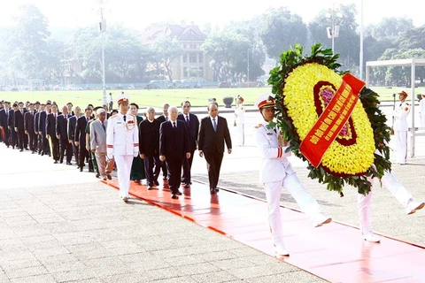 值此越南伤残军人与烈士日70周年之际，党和国家领导人​向胡志明主席陵敬献花圈。（图片来源：越通社）