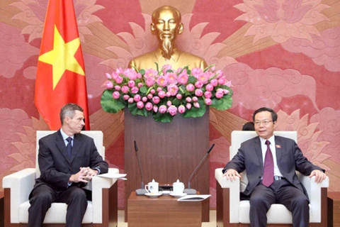 越南国会副主席冯国显会见福特集团东盟地区总裁马克·考菲曼。