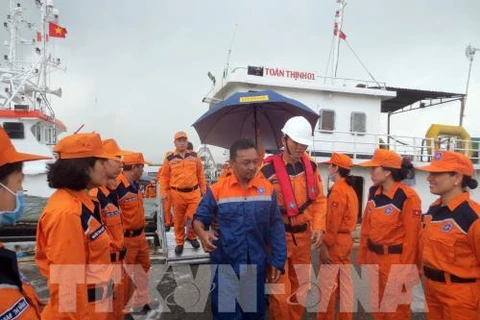 马来西亚籍船员苏海米·斌·莫哈末（蓝衣）被安全送上岸。（图片来源：越通社）