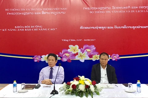 越南通信传媒部副部长黄永宝和老挝新闻文化旅游部副部长沙万昆·拉萨蒙迪出席开班仪式。