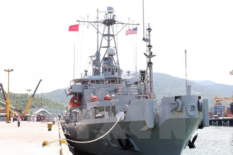 美国海军舰船探访越南。