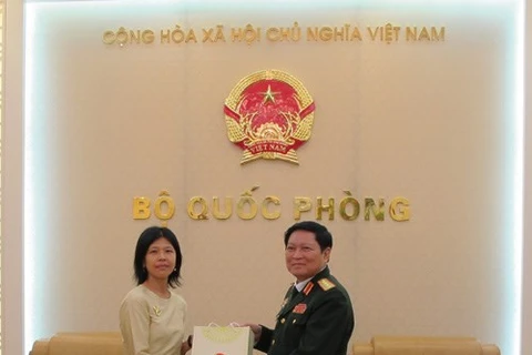 越南国防部长吴春历和加拿大新任驻越大使Ping Kitnicone。（图片来源：qdnd.vn）