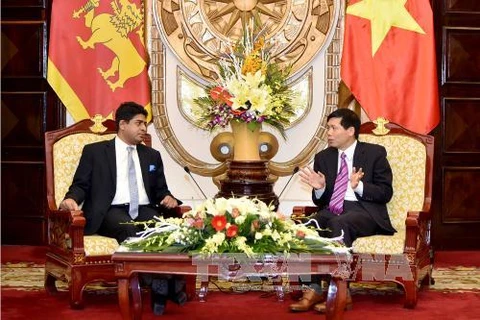 越南外交部副部长邓廷贵会见斯里兰卡外交部国务秘书瓦桑莎·塞纳纳亚克。