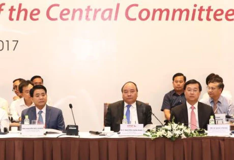 越南政府总理阮春福出席会议。
