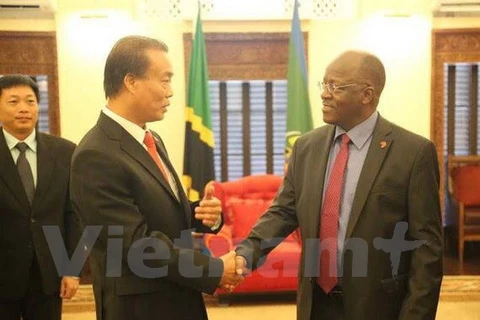 越南驻坦桑尼亚大使阮金营（左）和坦桑尼亚总统约翰·蓬贝·约瑟夫·马古富力。（图片来源：越通社）