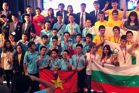 获奖的越南学生。
