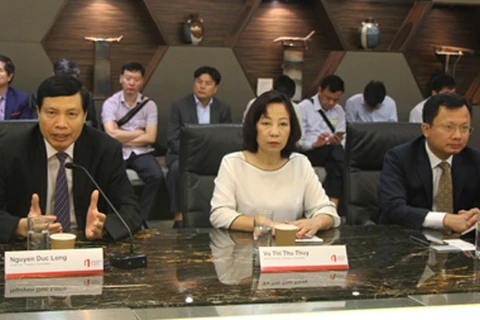 广宁省代表团与新加坡国际企业发展局举行工作会议。