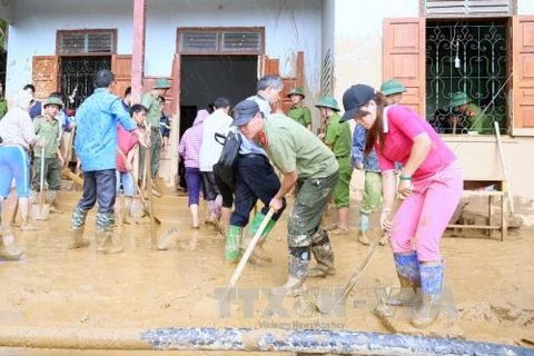 木江界县军民抓紧时间开展救灾重建工作。