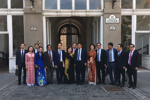 河内市高级代表团与越南驻匈牙利大使馆工作人员合影。