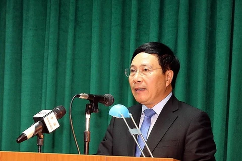 越南政府副总理兼外长范平明在会上发表讲话。（图片来源：越通社）