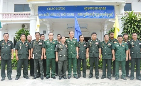 西宁省军事指挥部指挥员与柬埔寨各军事小区指挥员合影留念