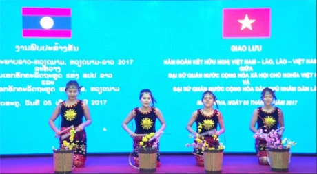 越南与老挝文艺体育交流会在俄罗斯举行。（图片来源：越通社）
