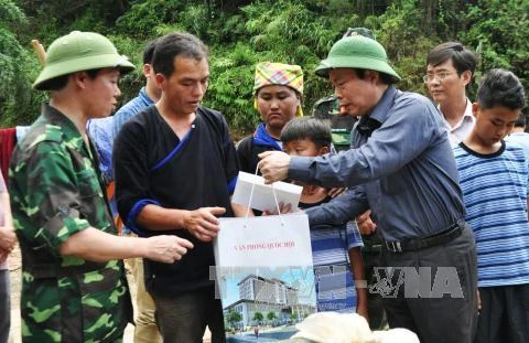 越南国会副主席冯国显向木江界灾区人民赠送慰问品。（图片来源：越通社）
