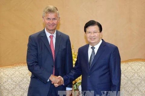 越南政府副总理郑廷勇（右）会见联合国环境署（UNEP）执行主任埃里克·索尔海姆。