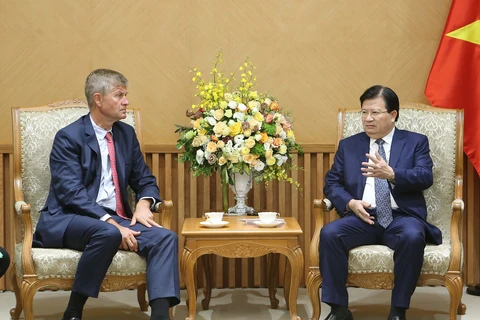 越南政府副总理郑廷勇（右）会见联合国环境署（UNEP）执行主任埃里克·索尔海姆。（图片来源：越通社）