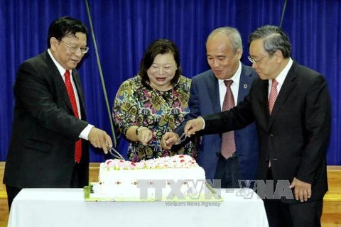 与会代表共蛋糕庆祝新加坡国庆节。（图片来源：越通社) 