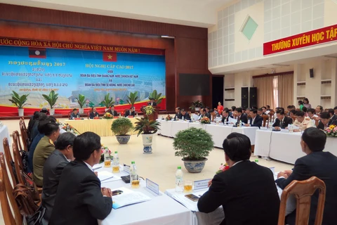 越南广南省政府与老挝色贡省联合举办2017年高级会议。（图片来源：越通社）