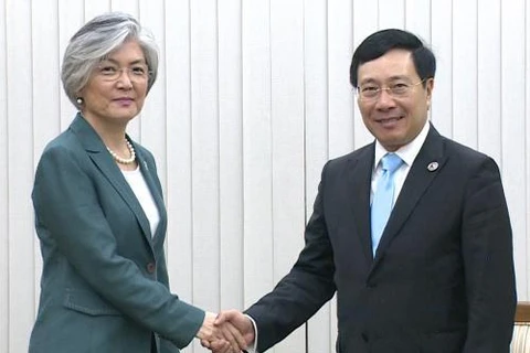 范平明会见韩国外交部长康京和。