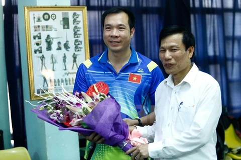 越南文化体育与旅游部部长阮玉善和射手黄春荣。（图片来源：越通社）
