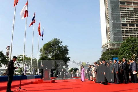 东盟旗升旗仪式在胡志明市举行。（图片来源：越通社）