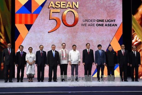 菲律宾总统杜特尔特（右六）与东盟十国外交官员合影。