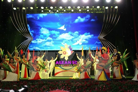 胡志明市隆重举行东盟成立50周年庆典。（图片来源：越通社）