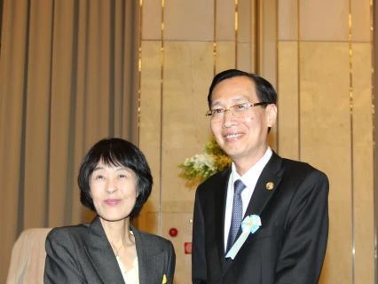 胡志明市人民委员会副主席黎青廉（右）与日本北海道知事高桥春美。（图片来源：越通社）