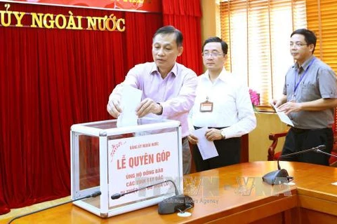 越共海外事务党委​各位代表捐款。