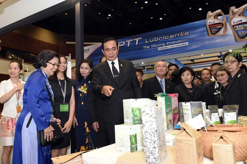 泰国首相参观越南展位。（图片来源：因特网）
