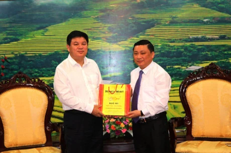 越南河江省领导代表（右）向百色市人力资源和社会保障厅代表赠送礼物。（图片来源：越通社）