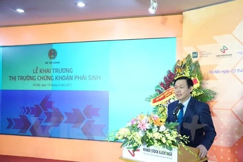 越南政府副总理王廷惠在10日举行的越南衍生证券市场开场仪式上发表讲话。