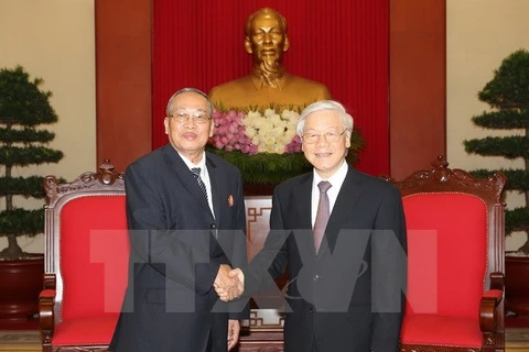 阮富仲总书记（右）会见柬埔寨人民党中央监察委员会主席、柬埔寨参议院第一副主席奈北纳。（图片来源：越通社）