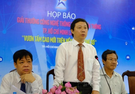 胡志明市信息传媒局局长杨英德在新闻发布会上发表讲话。（图片来源：因特网） 
