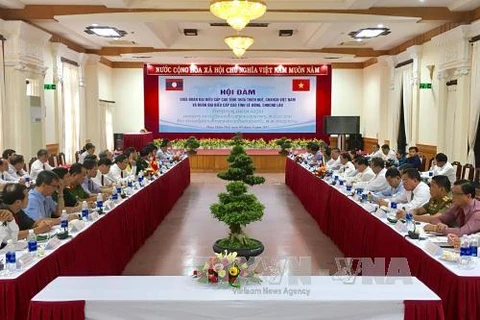 越南承天顺化省高级代表团同老挝色贡省高级代表团举行会谈。（图片来源：越通社）