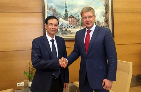 河内市委副书记陶德全和拉脱维亚里加市长乌萨科夫斯。（图片来源：http://hanoimoi.com.vn）