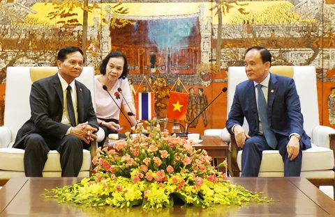 河内市人民议会常务副主席阮玉俊（右）会见泰国曼谷市议会副主席尼伦德。（图片来源：http://hanoimoi.com.vn）