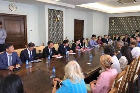 河内市人民议会主席阮氏碧玉一行与保加利亚索非亚市议会议长卡洛扬沙皇举行会谈。