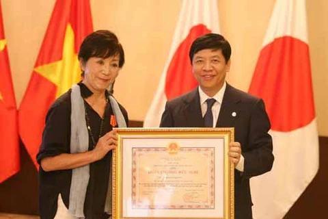 越南驻日本大使阮国强向坂田雅子授予越南国家主席友谊勋章。