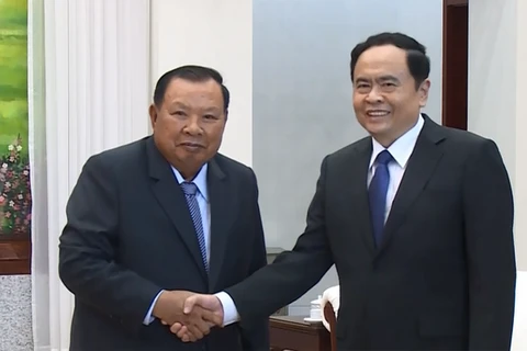 越南祖国阵线中央委员会主席陈青敏（右）与老挝人民革命党中央委员会总书记、国家主席本扬•沃拉吉。（图片来源：越南电视台）