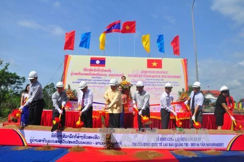 越南劳保－老挝丹沙湾口岸沙恩桥项目动工仪式。（图片来源：越通社）