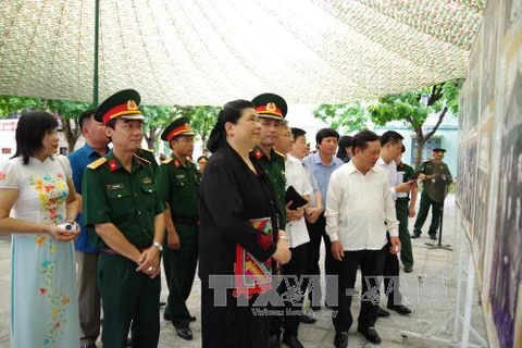 丛氏放参观老挝人民党第二次全国代表大会预备会历史遗址。