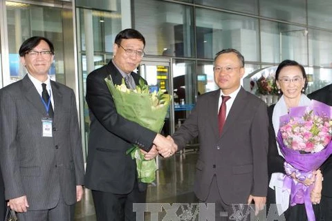 越南国会对外委员会副主任阮孟进赴机场迎接泰国国家立法议会议长蓬佩和夫人。