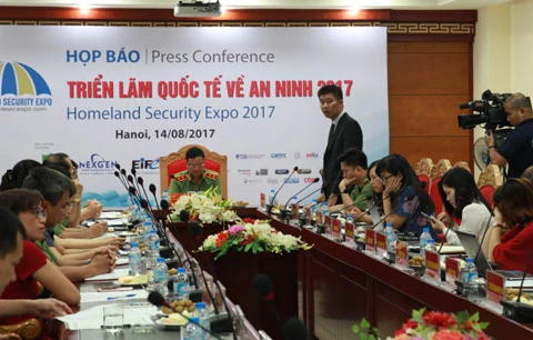 2017年越南国际国防军警设备展新闻发布会。（图片来源：http://hanoimoi.com.vn）