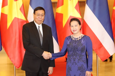 阮氏金银与泰国国家立法议会议长蓬佩。