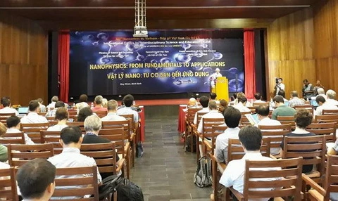 附图：第13次“相约越南”活动框架内的“纳米物理学：从基础到应用”科学研讨会在平定省举行。