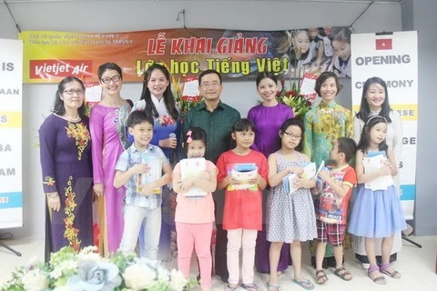 2017年海外越南教师越语培训班开班式。（图片来源：越通社）
