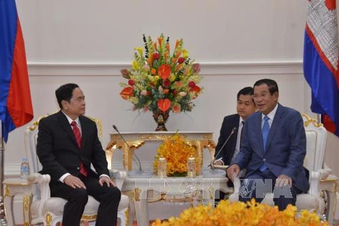 柬埔寨首相洪森（右）会见陈清敏。