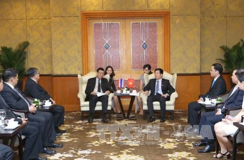 越泰友好议员小组主席范廷瓒会见泰国国家立法议会议长蓬佩。（图片来源：越通社）