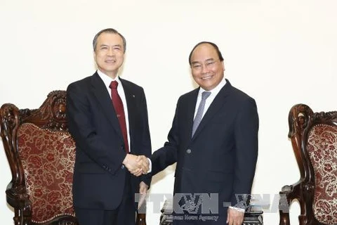 政府总理阮春福(右）会见日本东京燃气公司总裁广濑道明。（图片来源：越通社）