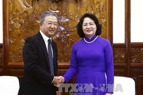 越南国家副主席邓氏玉盛在主席府会见了友邦保险集团（AIA）首席执行官兼总裁黄经辉。（图片来源：越通社）